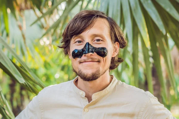 Uomo Felice Con Maschera Nera Sul Viso Foto Uomo Che — Foto Stock