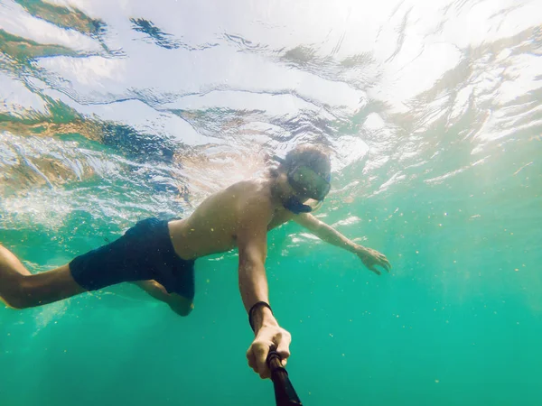 Giovane Uomo Snorkeling Caucasico Fare Selfie Sott Acqua Thailandia — Foto Stock