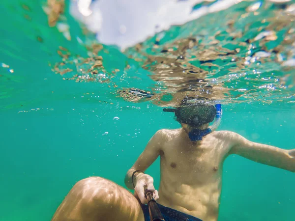 Junger Kaukasischer Schnorchelmann Macht Unterwasser Selfie Thailand — Stockfoto