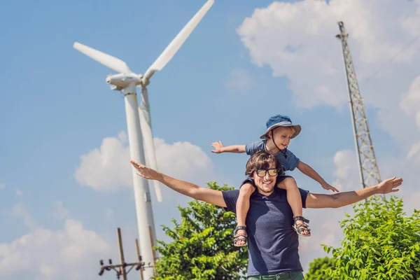 Pai carregando filho nos ombros e balançando os braços como um moinho de vento — Fotografia de Stock