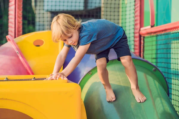 Schattige Kleine Peuter Jongen Plezier Speeltuin — Stockfoto