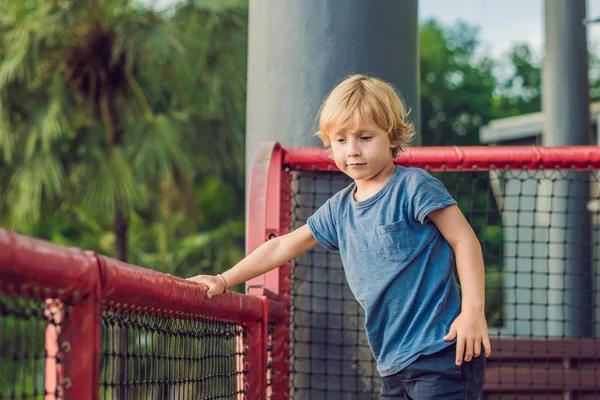 Adorável Criança Menino Divertindo Playground — Fotografia de Stock