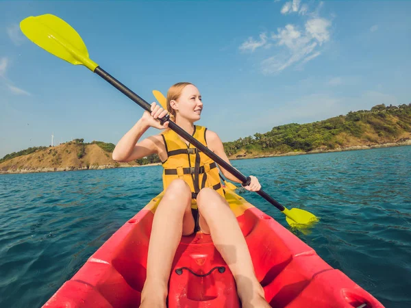 Jovem Mulher Sorrindo Caiaque Mar Jovem Feliz Canoagem Mar Dia — Fotografia de Stock