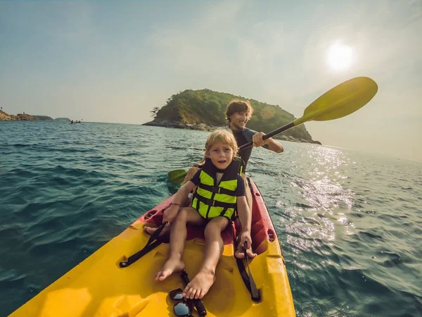 父と息子の熱帯の海でカヤックします 旅行や子供たちのコンセプトと活動 — ストック写真