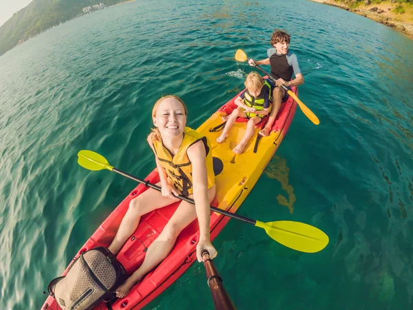 Famiglia Felice Con Bambino Kayak Oceano Tropicale — Foto Stock