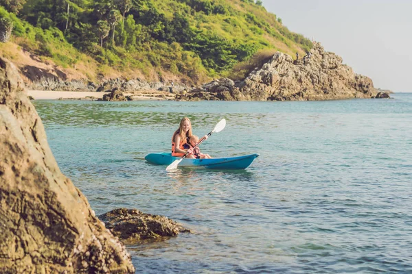 Mutter Und Sohn Beim Kajakfahren Tropischen Ozean Reisen Und Aktivitäten — Stockfoto