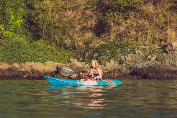 Kayak Mère Fils Océan Tropical Voyage Activités Avec Enfants Concept — Photo