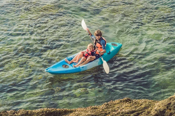 Padre Figlio Che Fanno Kayak Nell Oceano Tropicale Viaggio Attività — Foto Stock