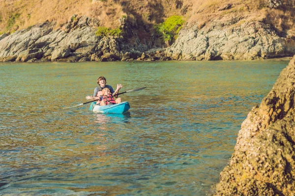 Pai Filho Andar Caiaque Oceano Tropical Viagens Atividades Com Conceito — Fotografia de Stock