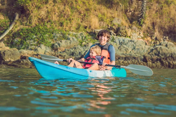 Vater Und Sohn Beim Kajakfahren Tropischen Ozean Reisen Und Aktivitäten — Stockfoto