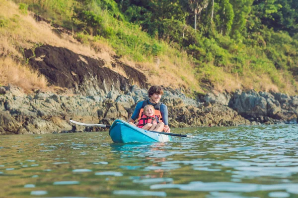 Pai Filho Andar Caiaque Oceano Tropical Viagens Atividades Com Conceito — Fotografia de Stock