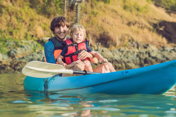 Padre Hijo Navegando Kayak Océano Tropical Viajes Actividades Con Concepto — Foto de Stock