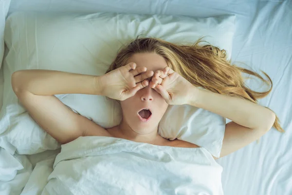 Wanita Muda Yang Cantik Berbaring Tempat Tidur Dan Tidur Tidak — Stok Foto