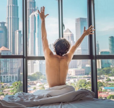 Sabah bir apartman dairesinde gökdelenler bir görünümü ile kent merkezinde uyanır. Büyük şehir kavramı gürültü hayatta. Yeterli uyku.