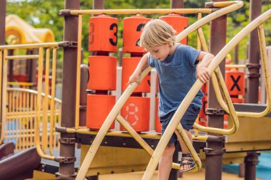 Oyun parkında oynarken komik şirin mutlu bebek. Duygu mutluluk, eğlence, sevinç.