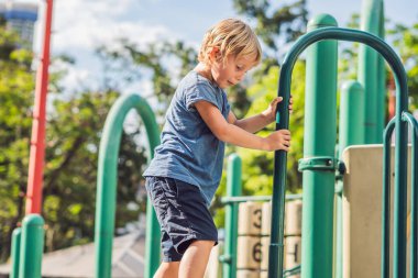 Oyun parkında oynarken komik şirin mutlu bebek. Duygu mutluluk, eğlence, sevinç.