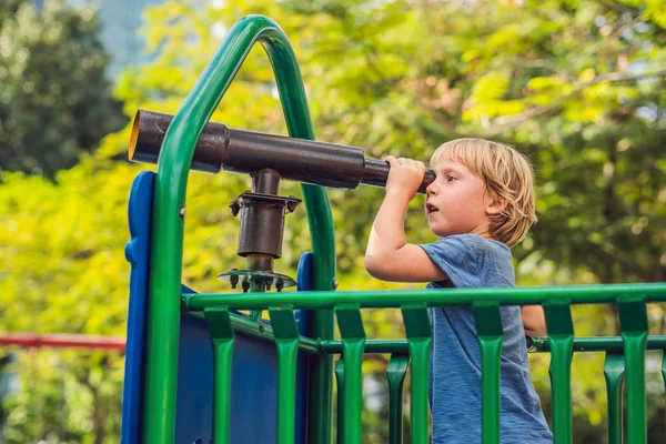 Divertente Carino Bambino Felice Che Gioca Sul Parco Giochi Emozione — Foto Stock