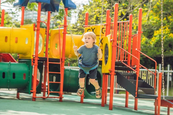 Engraçado Garoto Divertindo Com Corrente Balançar Playground Livre Criança Balançando — Fotografia de Stock