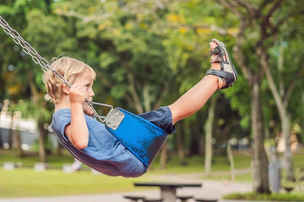 Grappige Jongen Jongen Plezier Met Keten Schommel Buitenspeeltuin Kind Swingen — Stockfoto