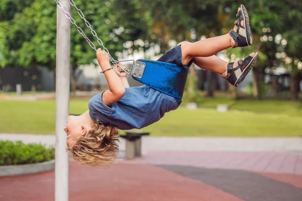 Funny Kid Pojke Att Kul Med Kedja Swing Lekplatsen Utomhus — Stockfoto