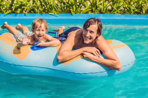 Pai e filho se divertir no parque aquático — Fotografia de Stock