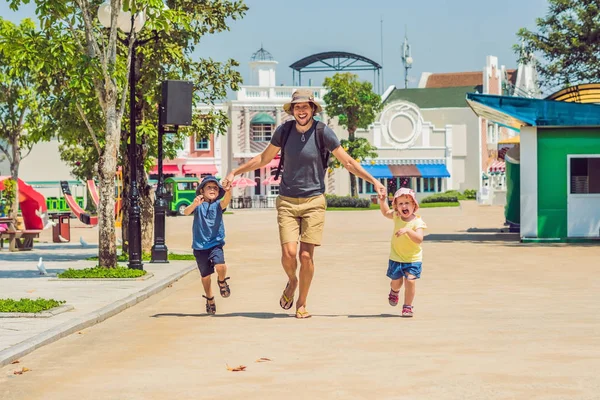 Mutlu aile parkta eğleniyor.