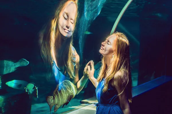 Jeune Femme Regardant Des Poissons Dans Aquarium Tunnel — Photo