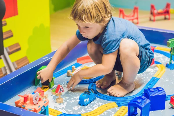 Niedlicher Junge Spielt Mit Einer Spielzeugeisenbahn — Stockfoto