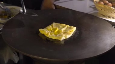 Egzotik Tay pişirme işlemi krep, Tayland gece piyasada farklı doldurma ile Malezya roti. Tay gıda kavramı. Asya gıda kavramı