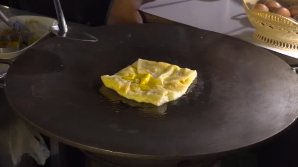 烹饪异国风味的泰国薄饼, 马来西亚印度在泰国夜市不同馅料的过程。泰国食品概念。亚洲食品概念 — 图库视频影像
