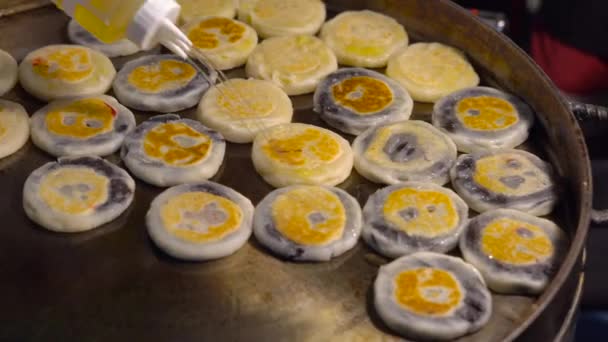 Proceso de cocinar pasteles tailandeses exóticos con frijoles rojos en un mercado nocturno en Tailandia. Concepto de comida tailandesa. concepto de comida asiática — Vídeo de stock