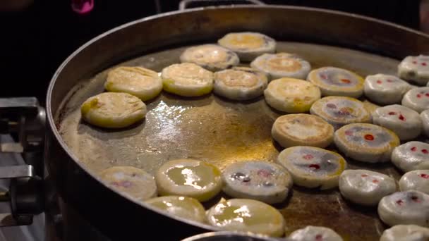 Prozess des Kochens exotischer thailändischer Kuchen mit roten Bohnen auf einem Nachtmarkt in Thailand. thai food concept. Asiatisches Ernährungskonzept — Stockvideo