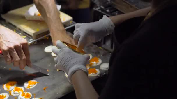 Prozess des Kochens exotischer thailändischer Pfannkuchen mit Kokosnusschips auf einem Nachtmarkt in Thailand. thai food concept. Asiatisches Ernährungskonzept — Stockvideo