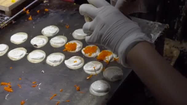 Proces vaření exotické thajské palačinky s kokosovým čipy na noční trh v Thajsku. Thajské jídlo koncept. Asijské jídlo koncept — Stock video