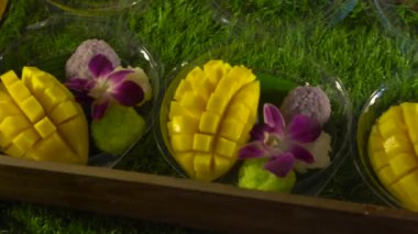Mango Asya gece pazarı üzerinde yapışkan pirinç. Tayland gıda kavramı. Asya gıda kavramı