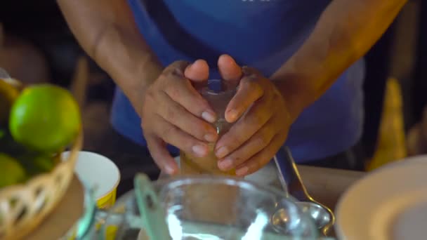 Hombre haciendo un té tailandés con leche en un mercado nocturno en Tailandia. Concepto de comida tailandesa. concepto de comida asiática — Vídeos de Stock