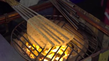 Tayland gece pazarı üzerinde açık bir yangın egzotik Tay pişirme işlemi krep. Tay gıda kavramı. Asya gıda kavramı