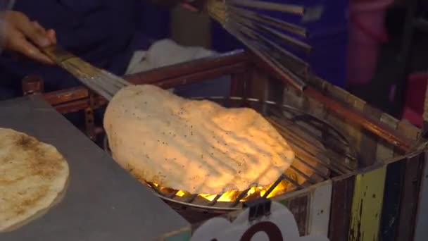 エキゾチックなタイの調理のプロセスは、タイのナイト マーケットに暖炉のパンケーキします。タイ料理のコンセプトです。アジア食品のコンセプト — ストック動画