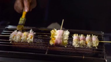 Bir pastırma Tayland gece piyasada bir mantar Barbekü yapma işlemi sarılı. Tay gıda kavramı. Asya gıda kavramı