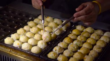 Bir gece pazarında Tayland egzotik Tay Hindistan cevizi puding krep pişirme işlemi. Tay gıda kavramı. Asya gıda kavramı