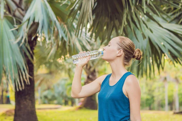 Attractive Sporty Woman Drinking Water Bottle Jogging Running — Stock Photo, Image