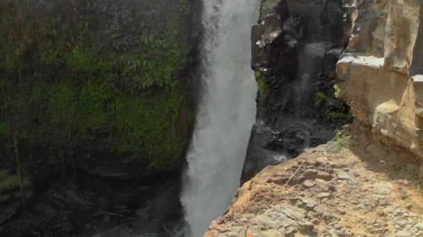 Aerial shot of the Tegenungan Waterfall on the Bali island, Ubud. Travel to Bali concept — ストック動画