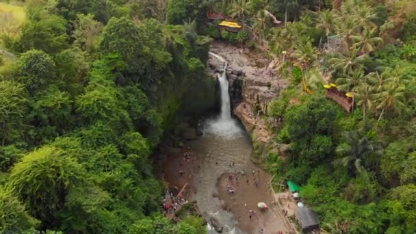 UBUD, INDONÉSIA - 2.08.2019: Captura aérea da Cachoeira de Tegenungan na ilha de Bali, Ubud. Viagem ao conceito de Bali — Vídeo de Stock