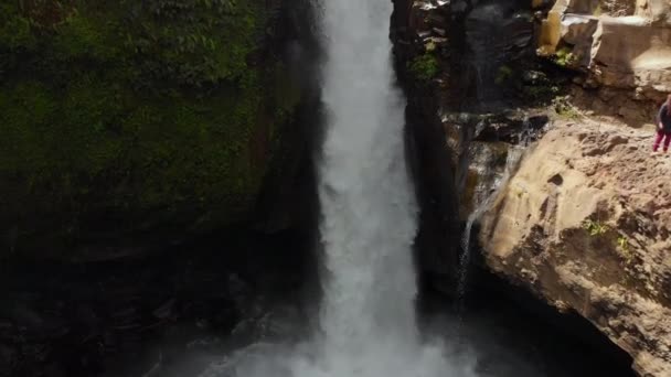 UBUD, INDONESIA - 2.08.2019: Аэросъемка водопада Тегенунган на острове Бали, Убуд. Концепция путешествия на Бали — стоковое видео