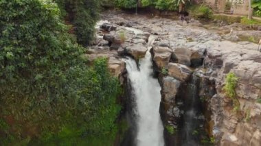 Ubud, Endonezya - 2.08.2019: Bali adasındaki Tegenungan Şelalesi 'nin havadan çekimi, Ubud. Bali konseptine Seyahat