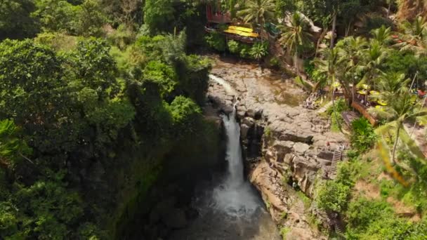 Luchtopname van de Tegenungan waterval op het Bali eiland, Ubud. Reis naar Bali concept — Stockvideo
