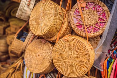 Ünlü Ubud Market, Endonezya'da Hediyelik eşya ve Bali el sanatları satan tipik hediyelik eşya dükkanı. Bali pazarı. Yerel sakinlerinin ahşap ve el sanatları Hediyelik eşya