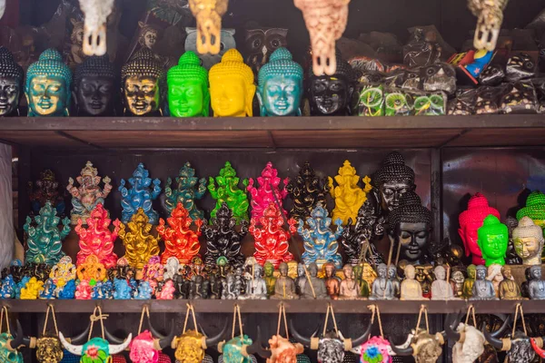 Loja típica de lembranças que vende lembranças e artesanato de Bali no famoso Mercado de Ubud, na Indonésia. Mercado balinês. Lembranças de madeira e artesanato de moradores locais — Fotografia de Stock