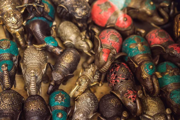 Loja típica de lembranças que vende lembranças e artesanato de Bali no famoso Mercado de Ubud, na Indonésia. Mercado balinês. Lembranças de madeira e artesanato de moradores locais — Fotografia de Stock