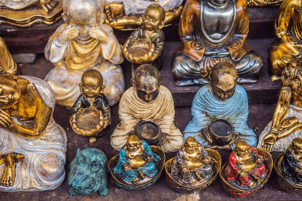 Tienda de souvenirs típica que vende souvenirs y artesanías de Bali en el famoso Mercado de Ubud, Indonesia. Mercado balinés. Recuerdos de madera y artesanía de los residentes locales — Foto de Stock
